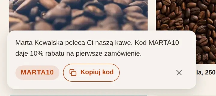 Baner w stylu C: beżowy, kod MARTA10 w pigułce i przycisk Kopiuj kod.